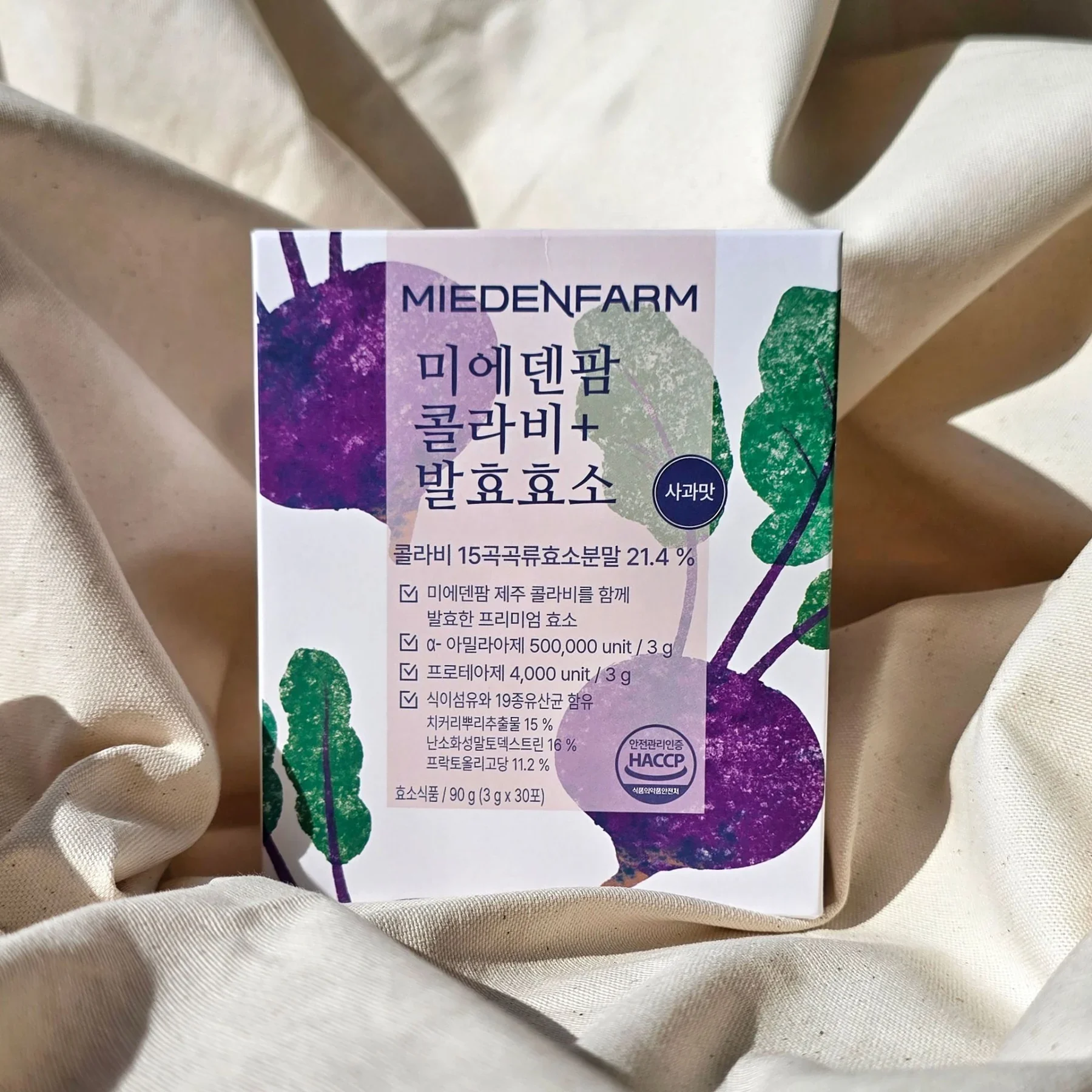 천 위에 놓인 콜라비+ 발효효소 상자(미에덴팜 직접 촬영)